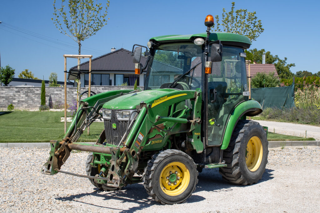 John Deere 3045R