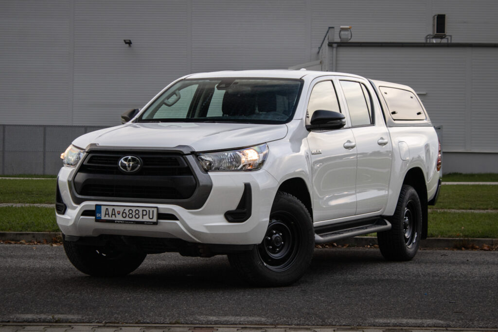 Toyota Hilux DC 2.4 D-4D Active 4x4 A/T, 110kW // AJ NA SPLÁTKY / PROTIÚČET