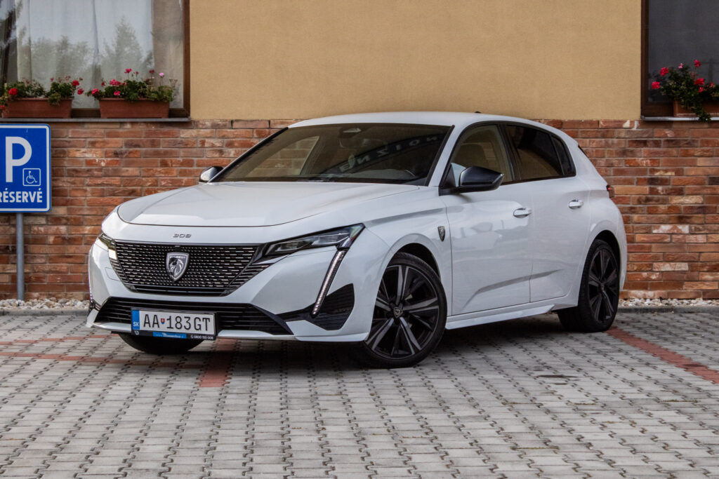 Peugeot 308 1.5 BlueHDi 130 GT Pack EAT8m / AJ NA SPLÁTKY