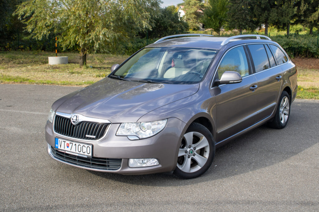 Škoda Superb Combi 1,6 TDI 77 KW Elegance /AJ NA SPLÁTKY/ PROTIÚČET/