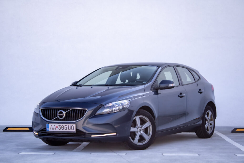 Volvo V40 D2 2.0L 88kW MT/6 2018 / AJ NA SPLÁTKY / PROTIÚČET