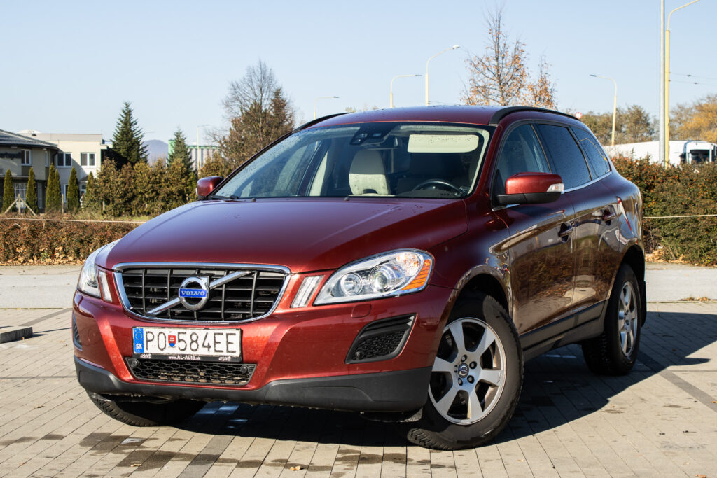 Volvo XC60 2.4D Momentum, 120kW (2011) / AJ NA SPLÁTKY / PROTIÚČET /