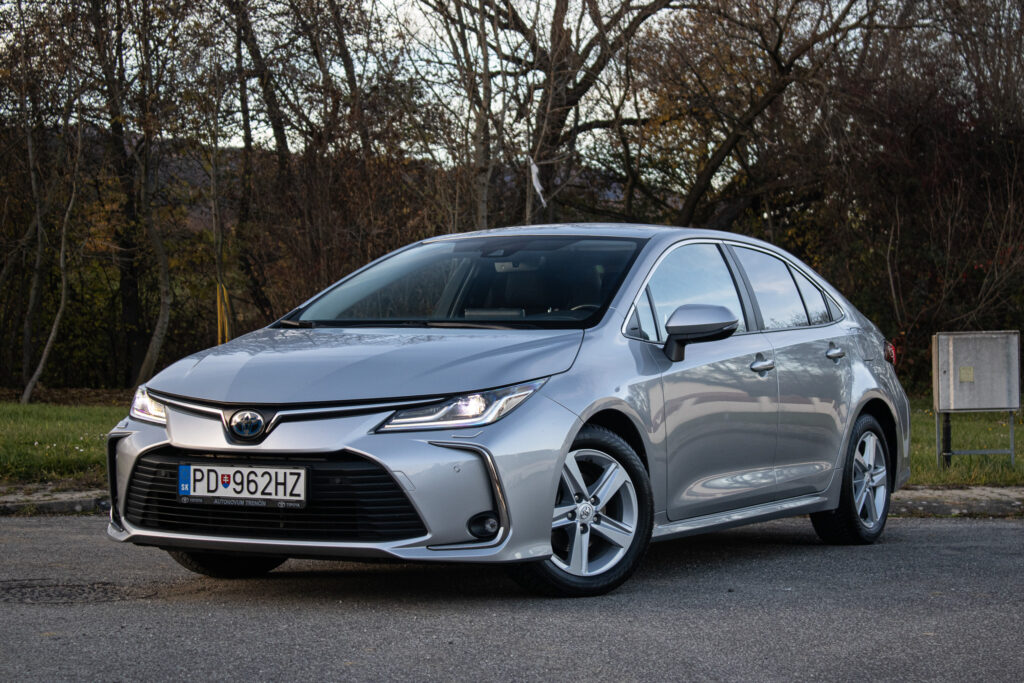 Toyota Corolla Sedan 1.8 Hybrid e-CVT Style & Tech / aj na splátky / protihodnota /