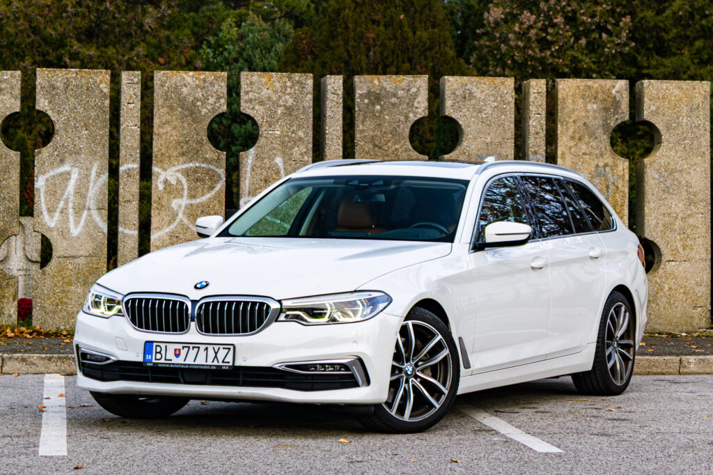 BMW 540i Touring xDrive 250kW / TOP STAV / Panoráma / HeadUp / Záruka 1 rok 15t km /