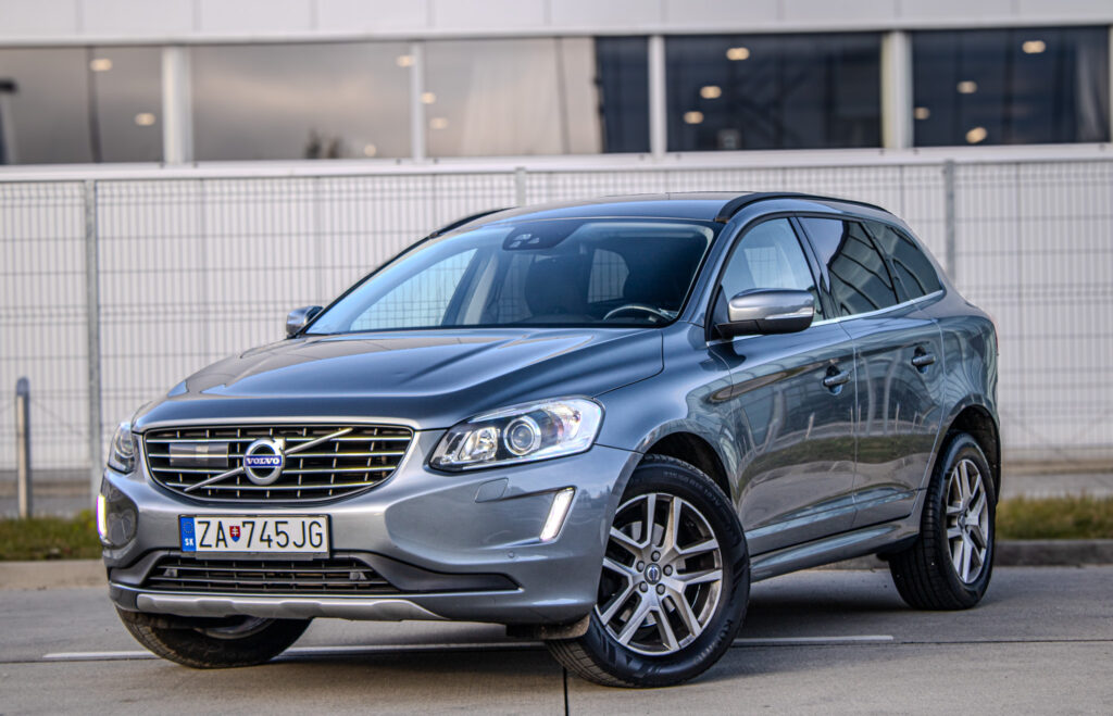 Volvo XC60 D4 2.OL Drive-E Momentum, 140kW, MT/6, / AJ NA SPLÁTKY / PROTIÚČET /