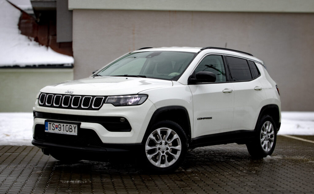 Jeep Compass 1.3 GSE Longitude.  /FINANCOVANIE/PROTIÚČET/