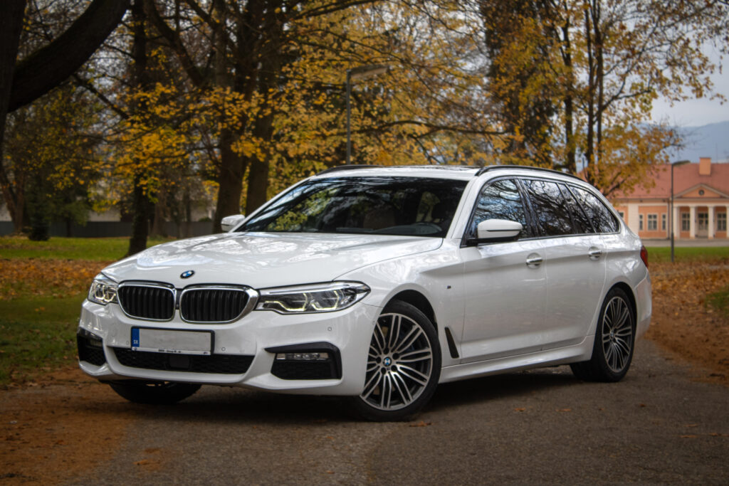 BMW Rad 5 Touring 540i xDrive M-Packet A/T, 250kW, A8 /AJ NA SPLÁTKY/PROTIÚČET/