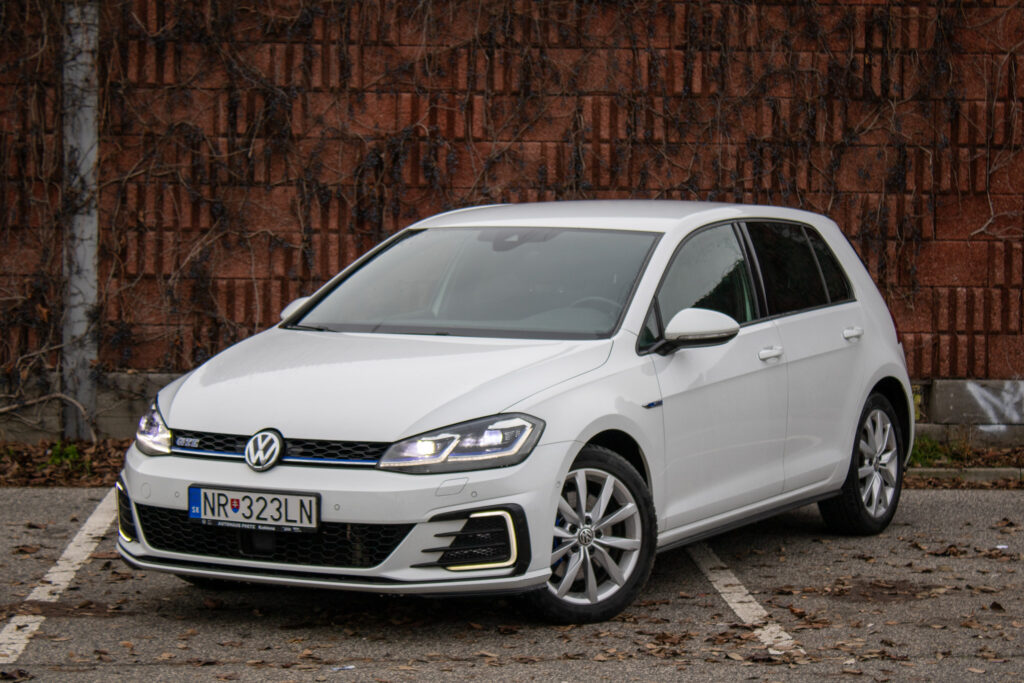 Volkswagen Golf GTE 1.4 TSI / AJ NA SPLÁTKY / PROTIÚČET