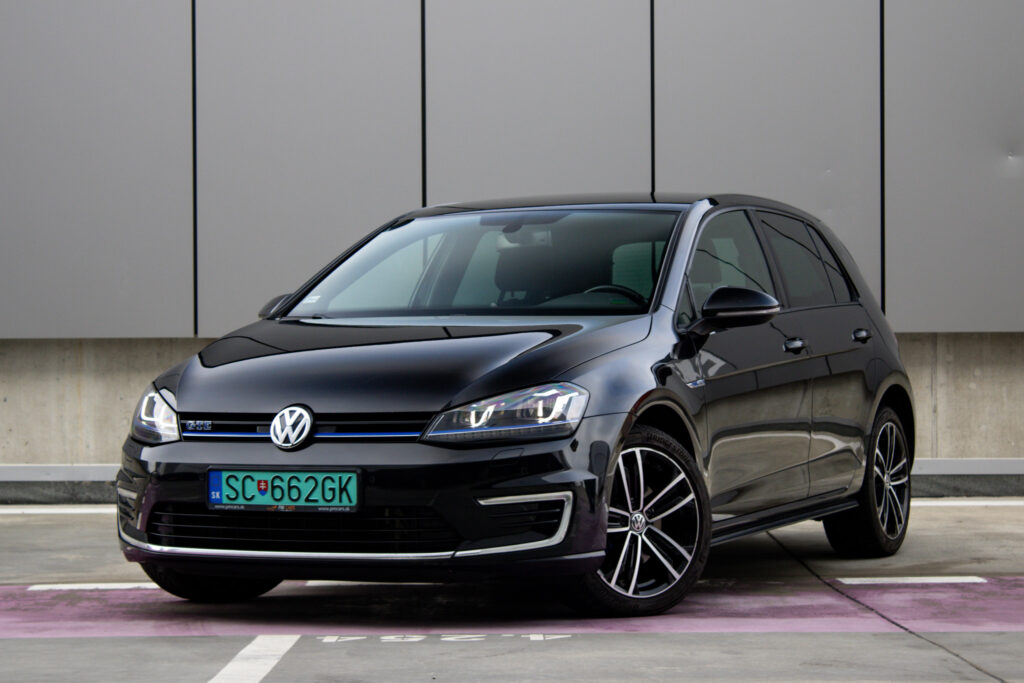 Volkswagen Golf GTE 1.4 TSI 110kW / AJ NA SPLÁTKY / PROTIÚČET