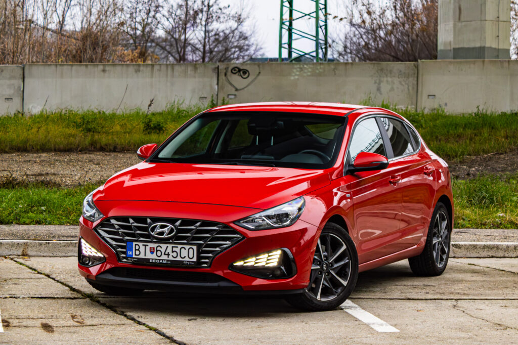 Hyundai i30 Fastback 1.5 T-GDi Family 118kW / V záruke / TOP Stav / Aj na splátky /