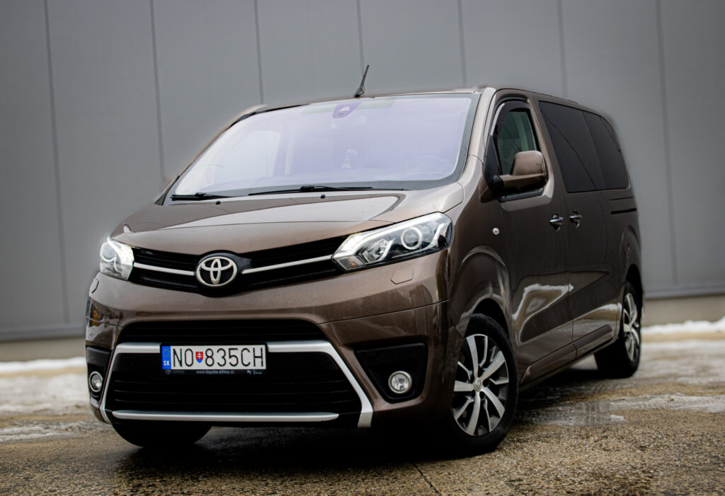 Toyota Proace Verso Family 2.0 D-4D 180 A8 City.  /FINANCOVANIE/PROTIÚČET/
