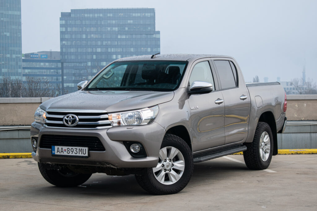Toyota Hilux DoubleCab 2.4 Active 110kw M6 SK AJ NA SPLÁTKY / PROTIÚČET