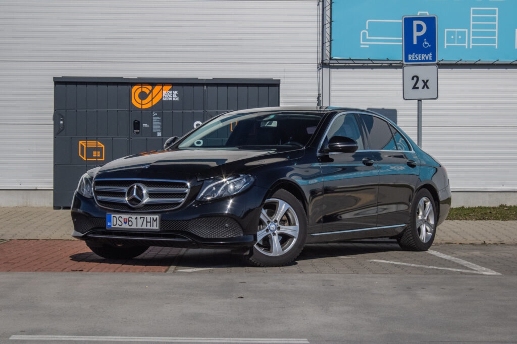 Mercedes-Benz E trieda Sedan E220d A/T / ŤAŽNÉ / KAM. / TEMPOMAT / AJ NA SPLÁTKY / PROTIÚČET