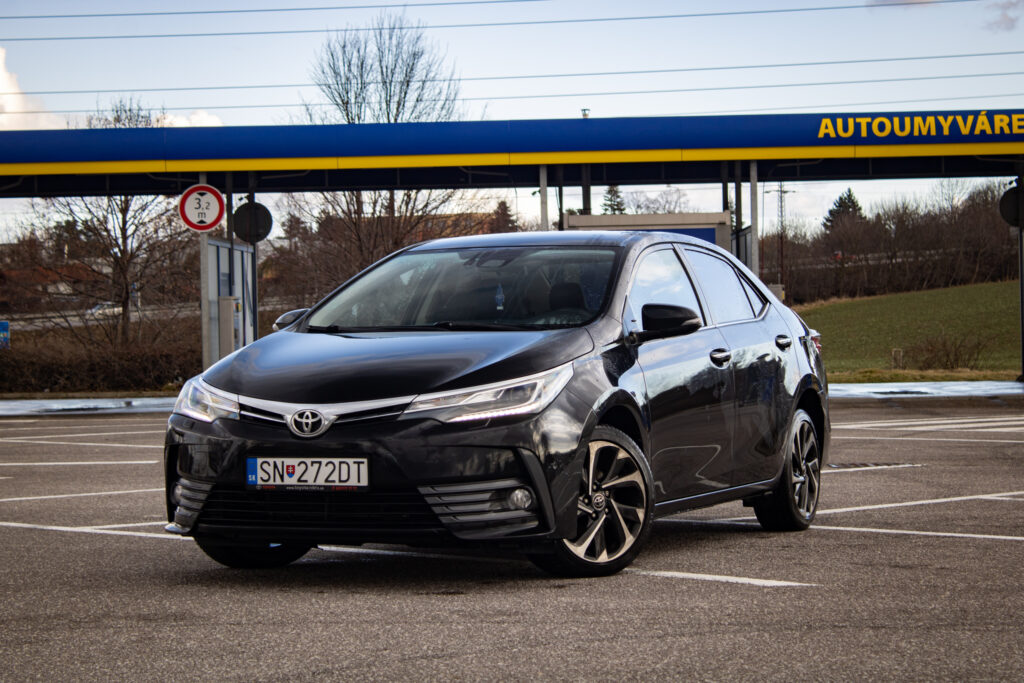 Toyota Corolla sedan 1.6 Ececutive / AJ NA SPLÁTKY / PROTIHODNOTA /