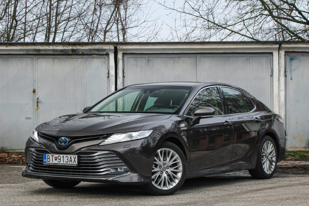 Toyota Camry 2.5 Hybrid Executive e-CVT / AJ NA SPLÁTKY / PROTIÚČET /