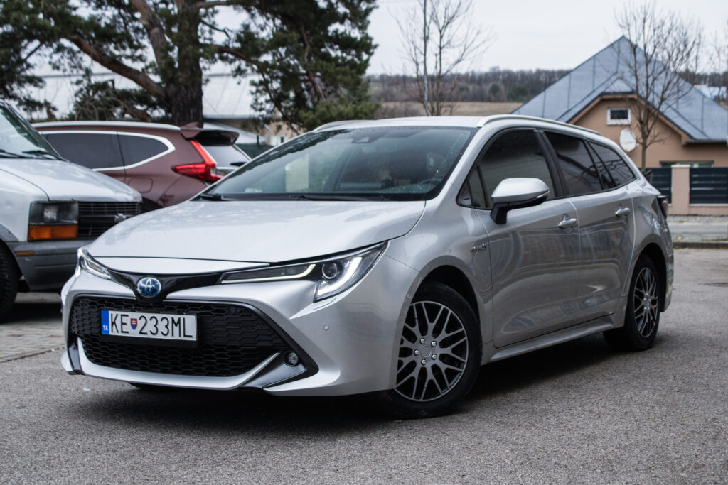 Toyota Corolla Combi 1.8 Hybrid e-CVT (2019) / AJ NA SPLÁTKY / PROTIÚČET /