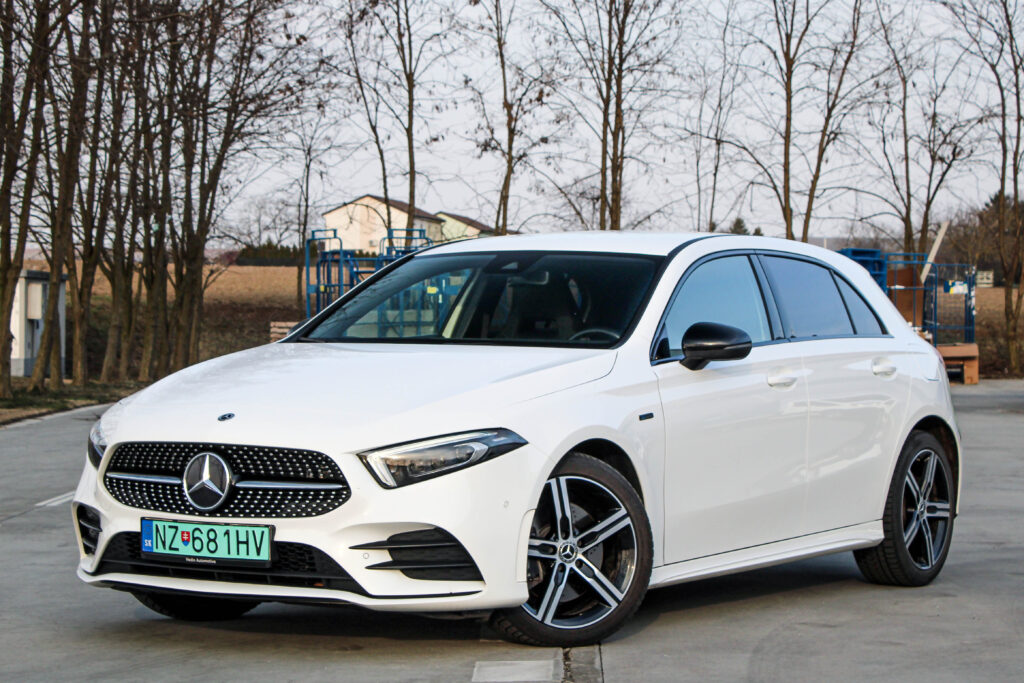 Mercedes-Benz A trieda A250e AMG LINE AT8  / AJ NA SPLÁTKY / PROTIÚČET /