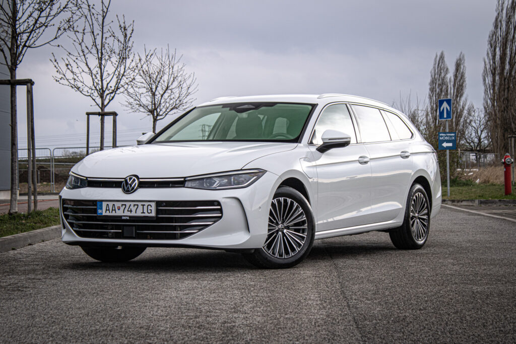 Volkswagen Passat Variant 1.5 TSi eHybrid ELEGANCE / TOP STAV / AJ NA SPLÁTKY / PROTIHODNOTA /