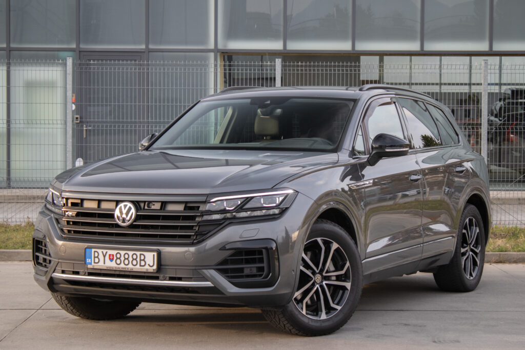 Volkswagen Touareg 3.0 V6 TDI R-Line 4Motion Tiptronic A8 / AJ NA SPLÁTKY / PROTIÚČET /