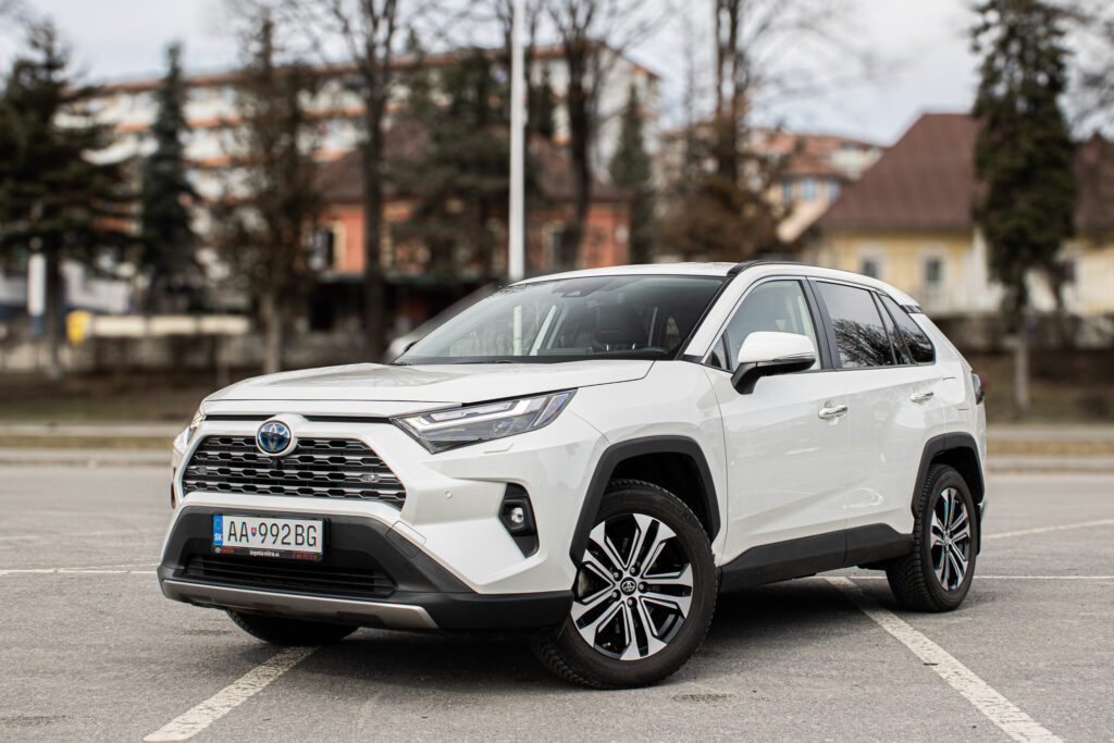 Toyota RAV4 2.5 Hybrid e - CVT Executive AWD.   FINANCOVANIE/PROTIÚČET