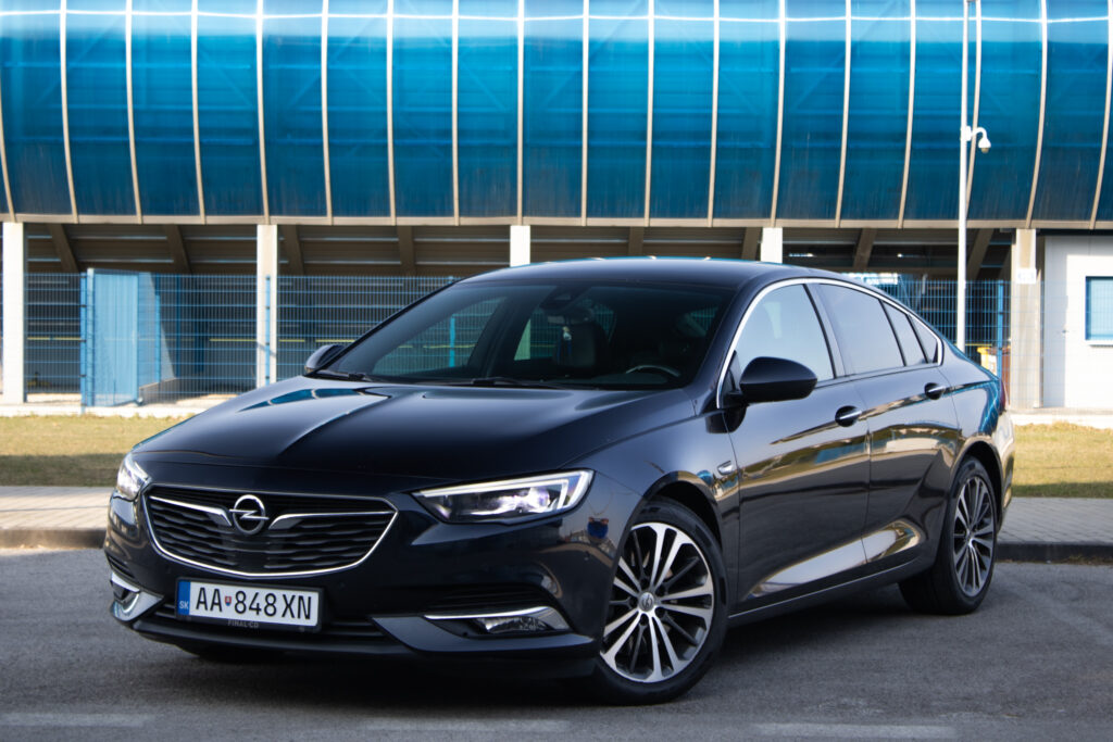 Opel Insignia 2.0 Turbo 4x4 AT8 191kW Bose/ HeadUp  / AJ NA SPLÁTKY / PROTIÚČET /