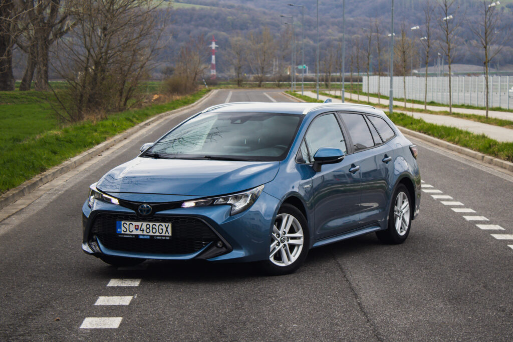 Toyota Corolla Combi 2.0 Hybrid Dynamic Force 132kW / FINANCOVANIE / PROTIHODNOTA