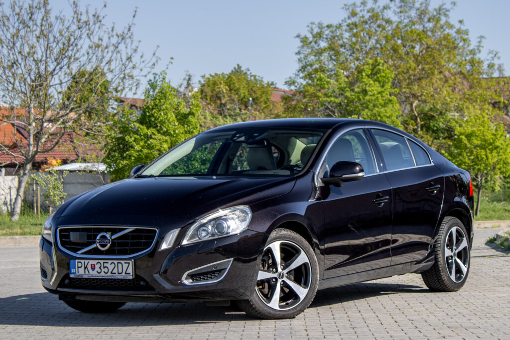 Volvo S60 T6 AWD Summum Geartronic / AJ NA SPLÁTKY / PROTIÚČET / 1. MAJITEĽ /