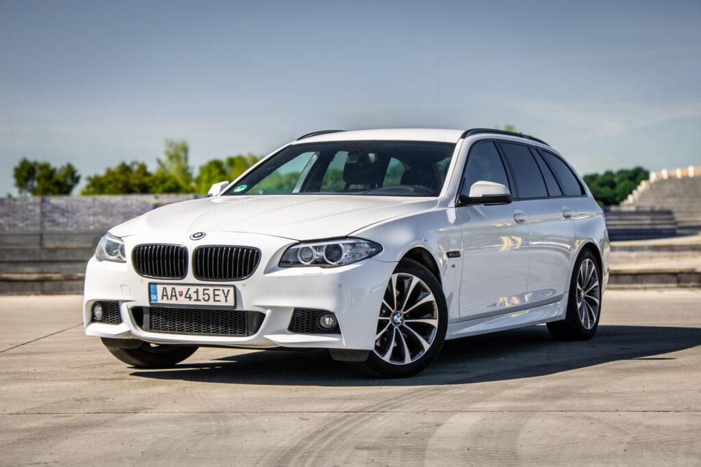BMW Rad 5 Touring 520d xDrive 140kW / NA SPLÁTKY / NA PROTIÚČET