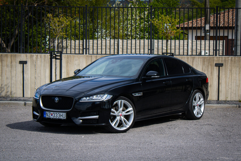Jaguar XF 2.0D I4 240k R-Sport AWD Auto, 177kW / FINANCOVANIE / ZÁRUKA