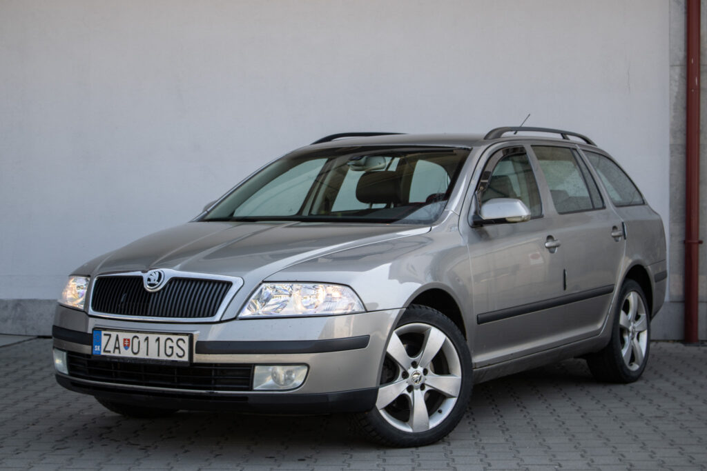 Škoda Octavia Combi 2.0 TDI Elegance DSG / 103kW / A6 / AJ NA SPLÁTKY / PROTIÚČET