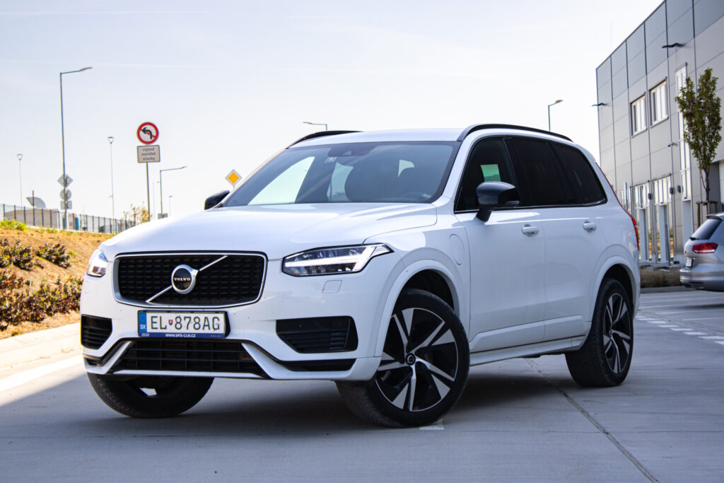 Volvo XC90 T8 2.0i + PHEV AT8 R-DESIGN / NA SPLÁTKY / NA PROTIÚČET