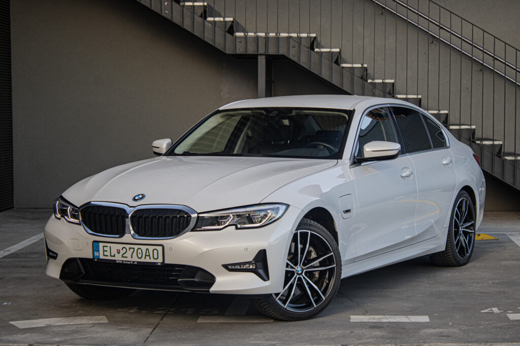 BMW Rad 3 330e ZF8 xDrive /AJ NA SPLÁTKY/PROTIÚČET/
