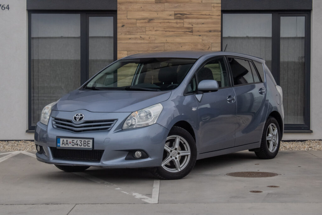 Toyota Verso 2.0 Diesel MT6 / Kamera / Ťažné / AJ NA SPLÁTKY / PROTIÚČET