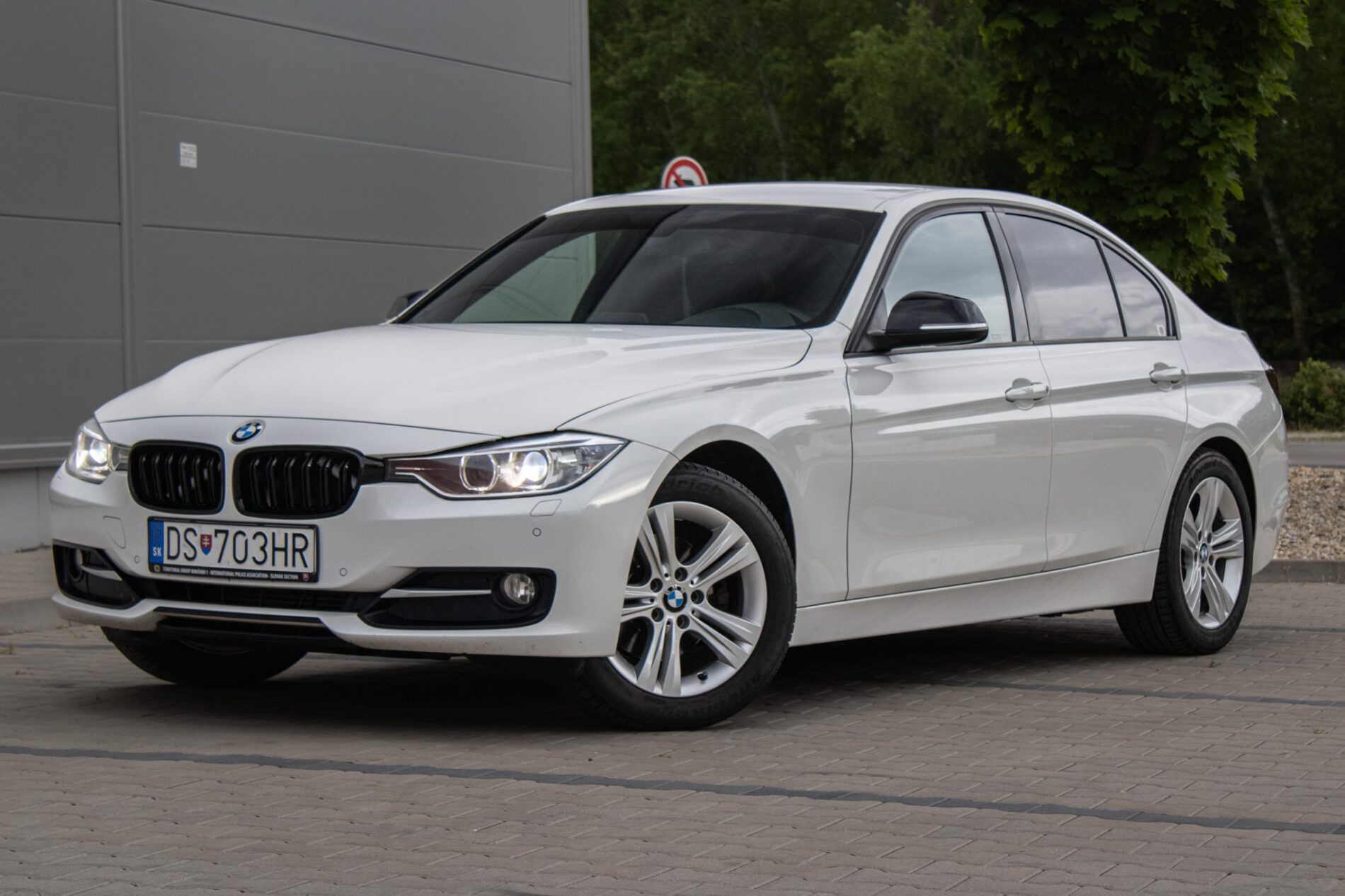 BMW 320d F30 SportLine 135kw AT/8 2014 / AJ NA SPLÁTKY / PROTIÚČET