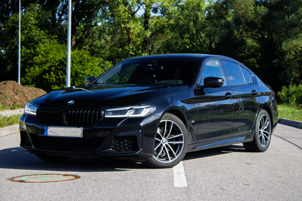 BMW Rad 5 mHEV xDRIVE A/T 140kW M-Sport / NA SPLÁTKY / NA PROTIÚČET