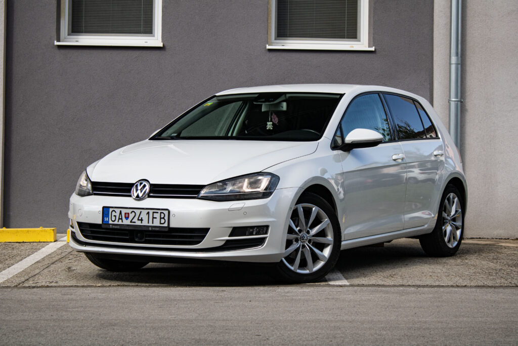 Volkswagen Golf mk7 2.0TDI Highline DSG 110kW 2012 / AJ NA SPLÁTKY / PROTIÚČET /