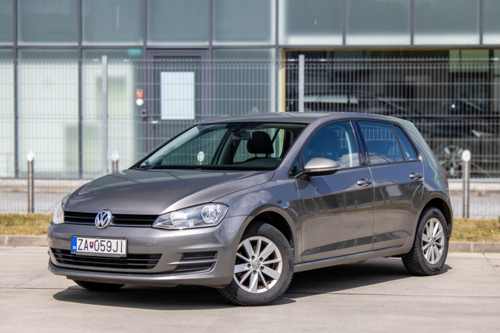 Volkswagen Golf 1.2 TSI Premium Trendline, 77kW, M6 / AJ NA SPLÁTKY / PROTIÚČET /