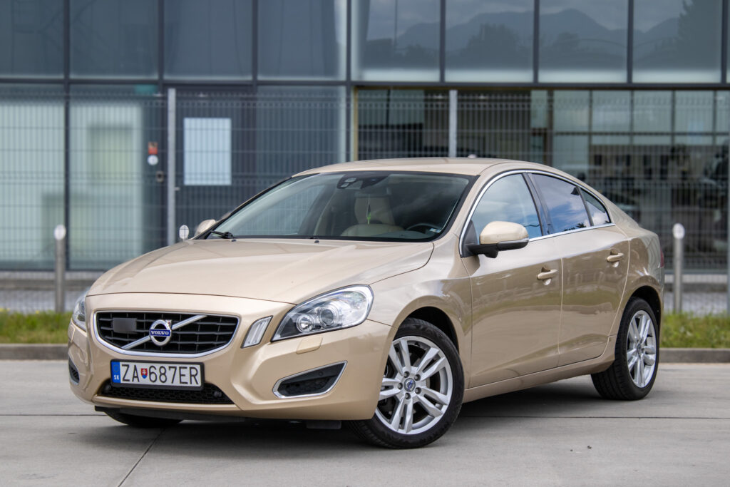 Volvo S60 2.0T Summum Powershift, 149kW, A6 / AJ NA SPLÁTKY / PROTIÚČET /