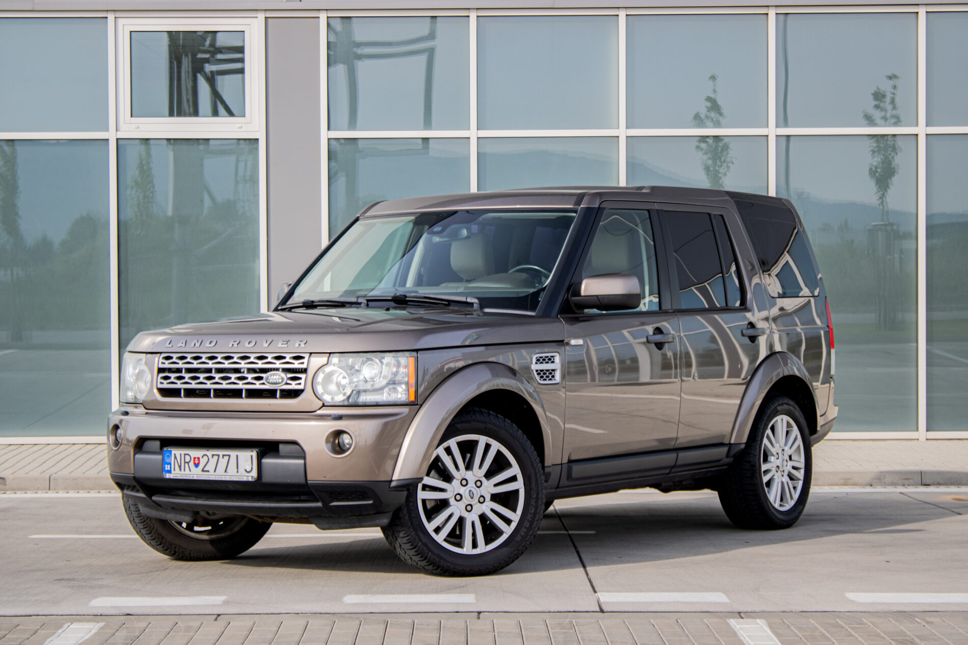 Land Rover Discovery 3.O SDV6 180kW AT8 / NA SPLÁTKY / NA PROTIÚČET