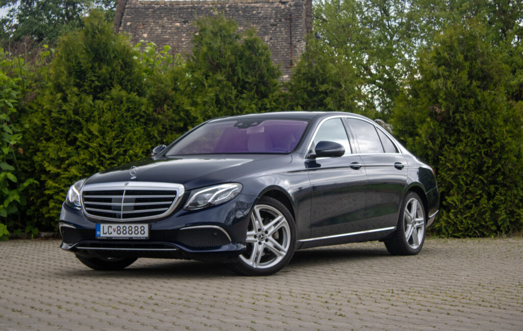 Mercedes-Benz E trieda Sedan 220 d 4 MATIC A/T 143kW / AT9 / NA SPLÁTKY / NA PROTIÚČET