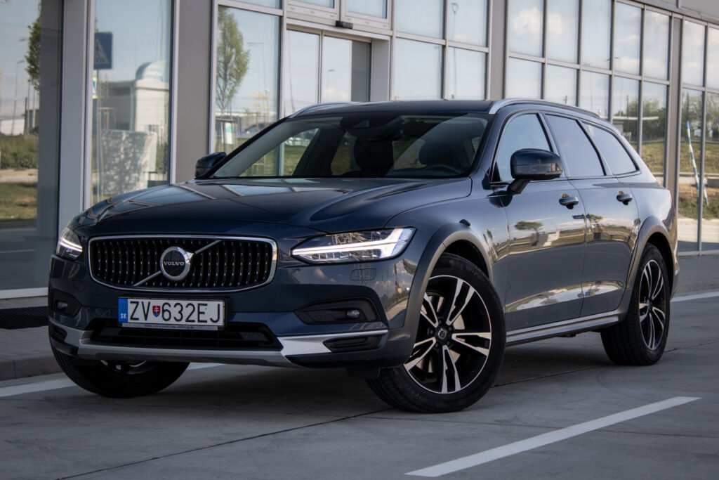 Volvo V90 CC B4 145kw AT/8 4x4 2021 / AJ NA SPLÁTKY / PROTIÚČET