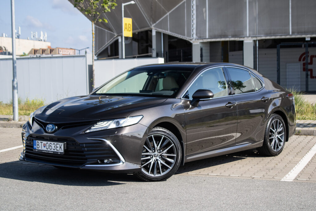 Toyota Camry 2.5 Hybrid e-CVT, 160kW (2022) / AJ NA SPLÁTKY / PROTIÚČET /
