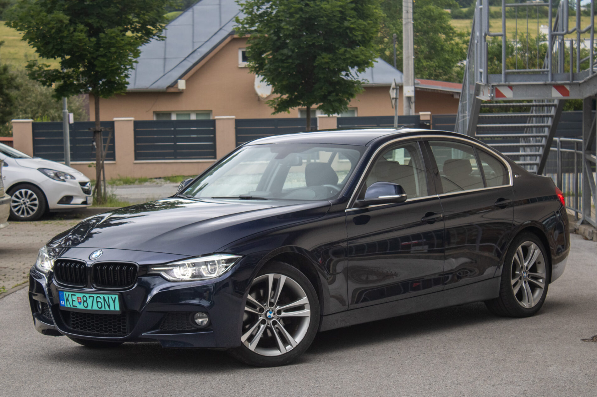 BMW Rad 3 330e iPerformance SPORT LINE / 135kW / A8 / ZÁRUKA / AJ NA SPLÁTKY / PROTIÚČET