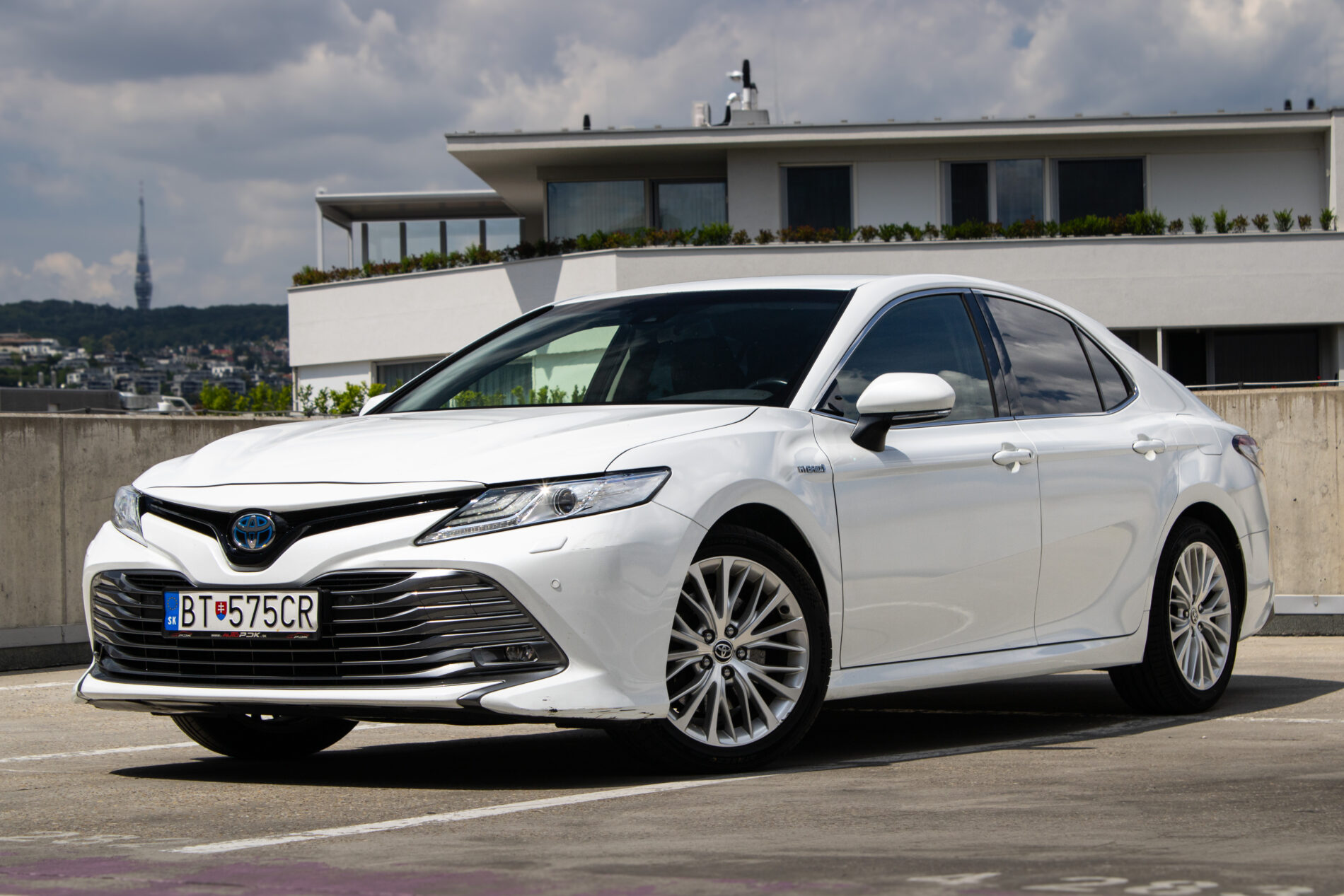 Toyota Camry Hybrid 2.5 Hybrid Prestige CVT / AJ NA SPLÁTKY / PROTIÚČET /