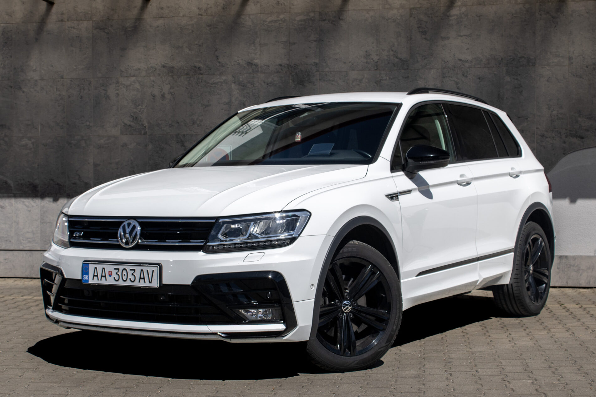 Volkswagen Tiguan 2.0 TSI 4MOTION Highline R-Line / 140kW / ZÁRUKA / AJ NA SPLÁTKY / PROTIÚČET
