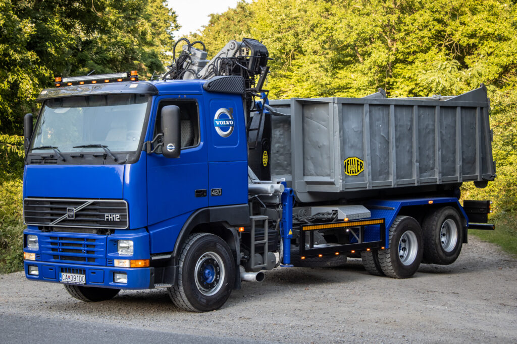 Volvo FH12 420 6x2 2004 – Hákový nosič kontajnerov + Hydraulická ruka / AJ NA SPLÁTKY / PROTIÚČET