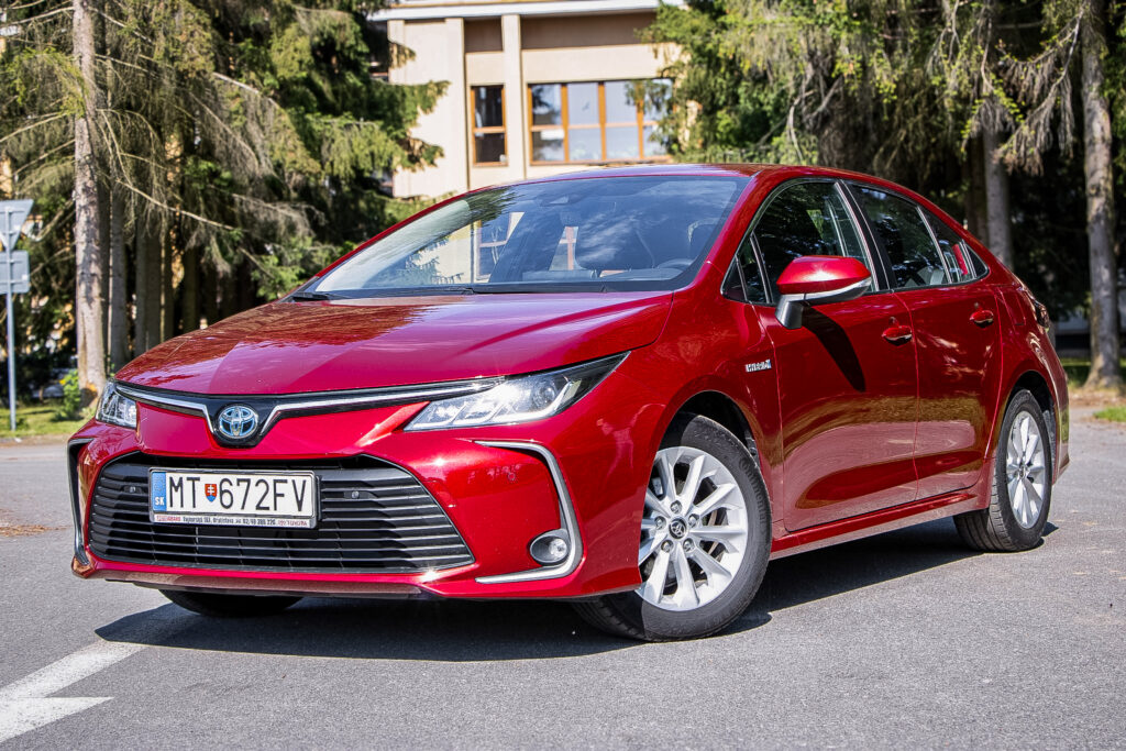 Toyota Corolla Sedan 1.8 Hybrid Comfort Tech CVT / AJ NA SPLÁTKY / PROTIÚČET