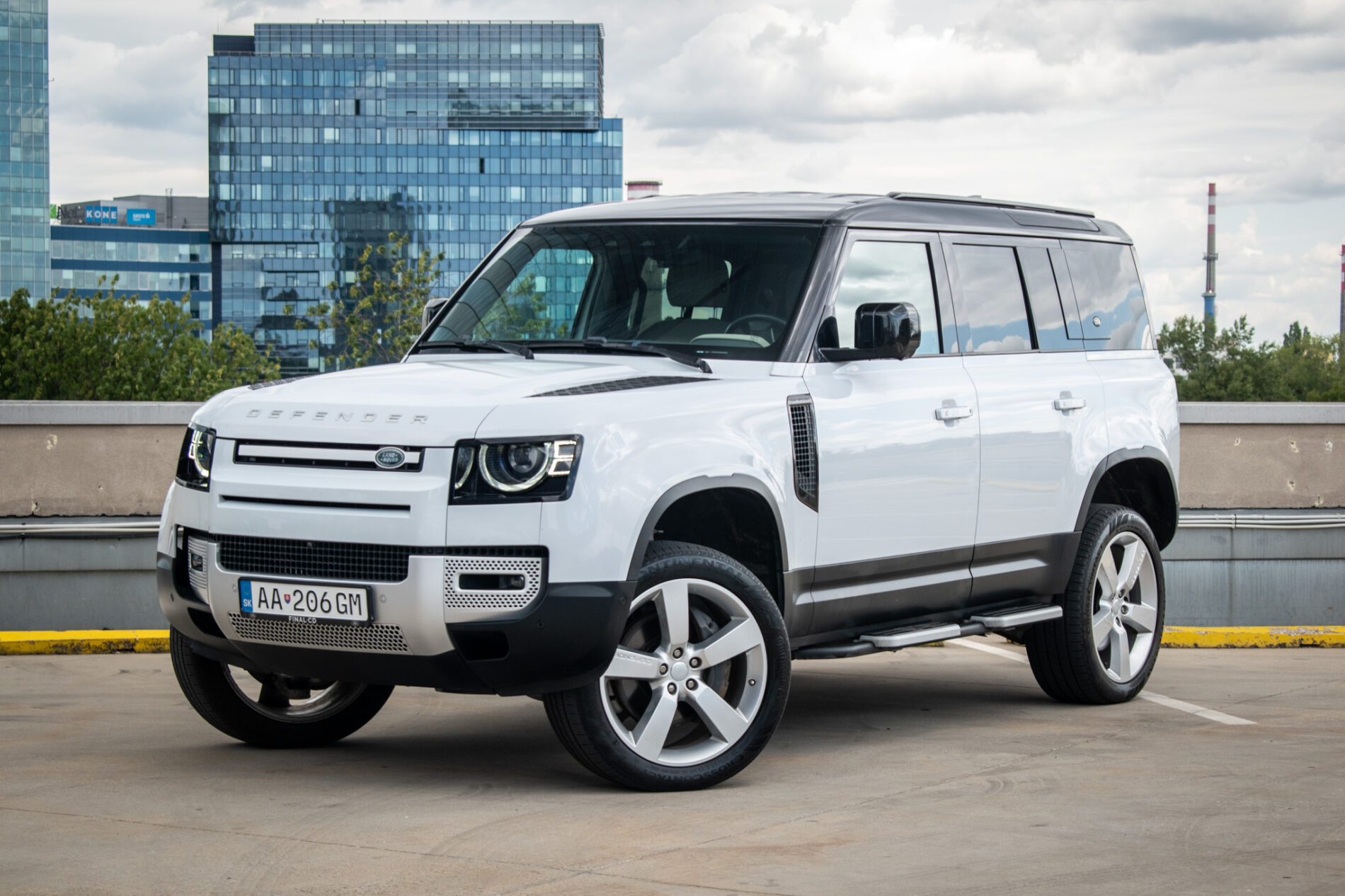 Land Rover Defender 110 3.0D I6 D300 MHEV X-Dynamic SE AT AWD / AJ NA SPLÁTKY / PROTIÚČET /
