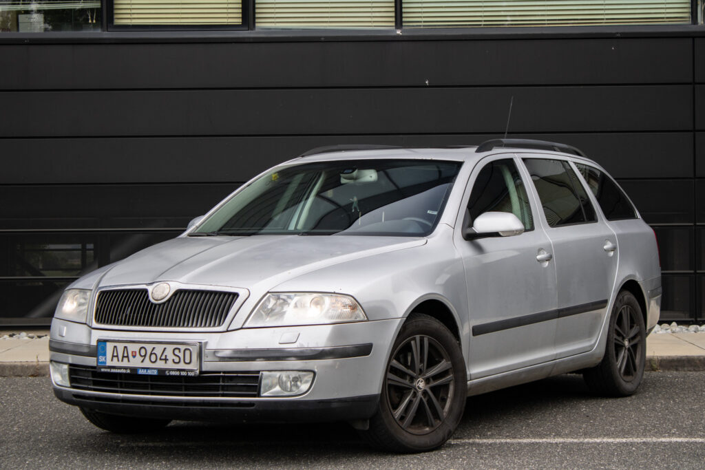 Škoda Octavia Combi 1.8 TSI Elegance / 118kW / M6 / AJ NA SPLÁTKY / PROTIÚČET