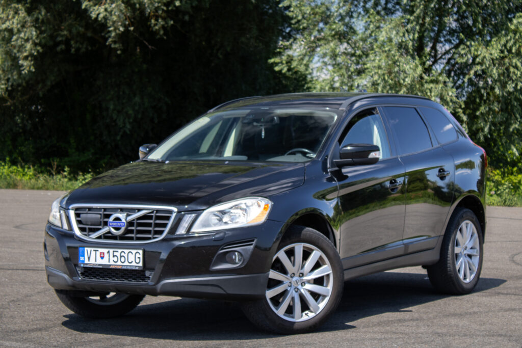 Volvo XC60 2.4D AWD Kinetic Geartronic / 120kW / A6 / AJ NA SPLÁTKY / PROTIÚČET